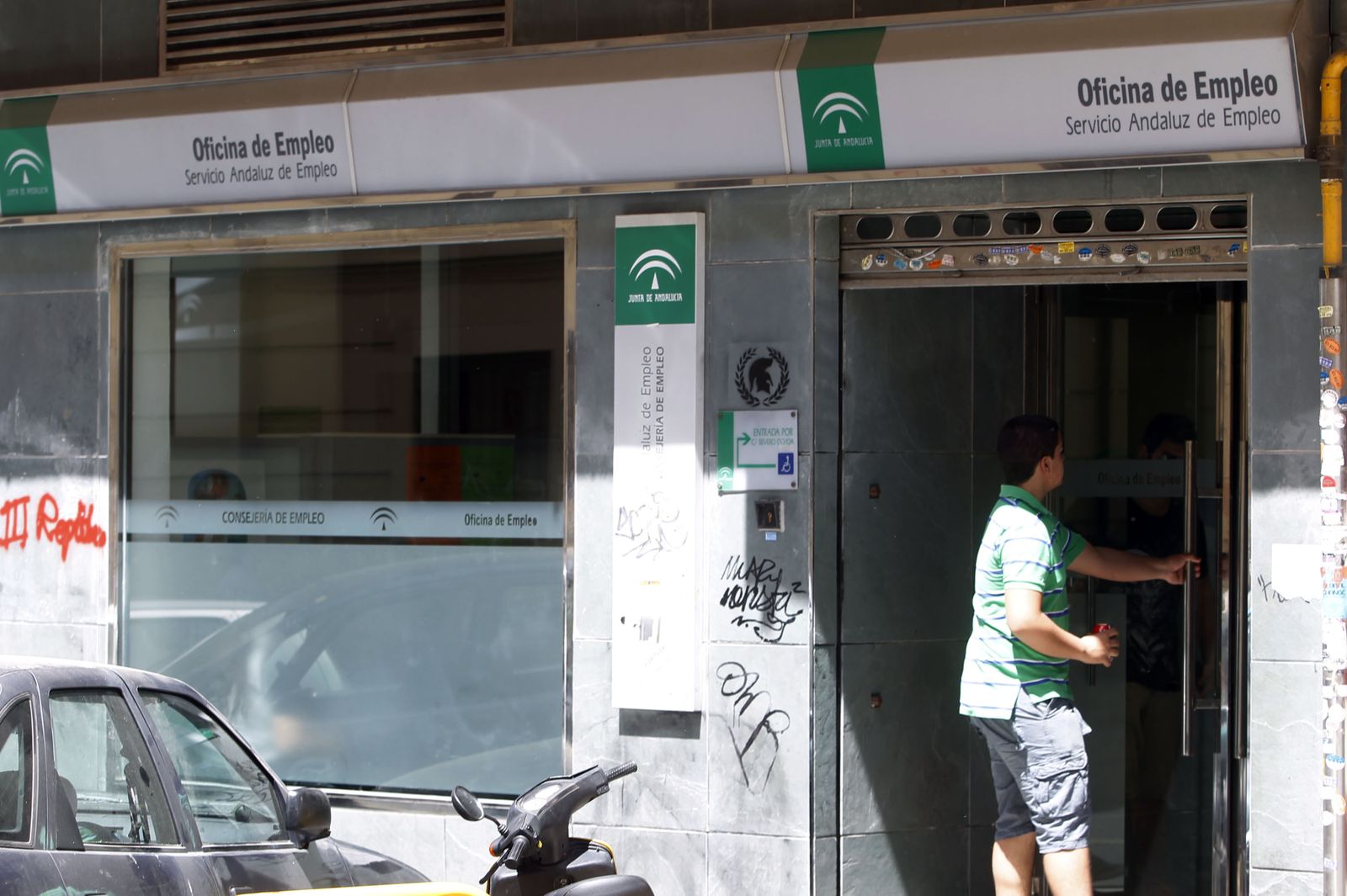 Un joven accede a una oficina del SAE.