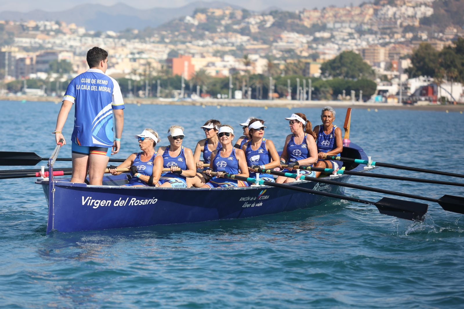 Más de 100 mujeres supervivientes de cáncer participan este sábado en una Regata Nacional en Málaga