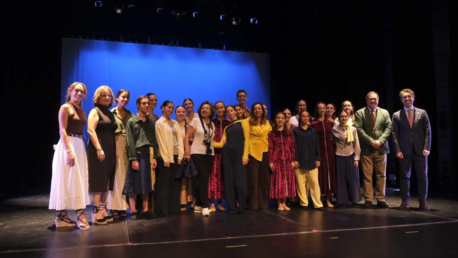 La consejera de Desarrollo Educativo de la Junta de Andalucía junto al alumnado del Conservatorio Kina Jiménez que ha actuado en la inauguración del curso 2025-2026 de las Enseñanzas de Régimen Especial