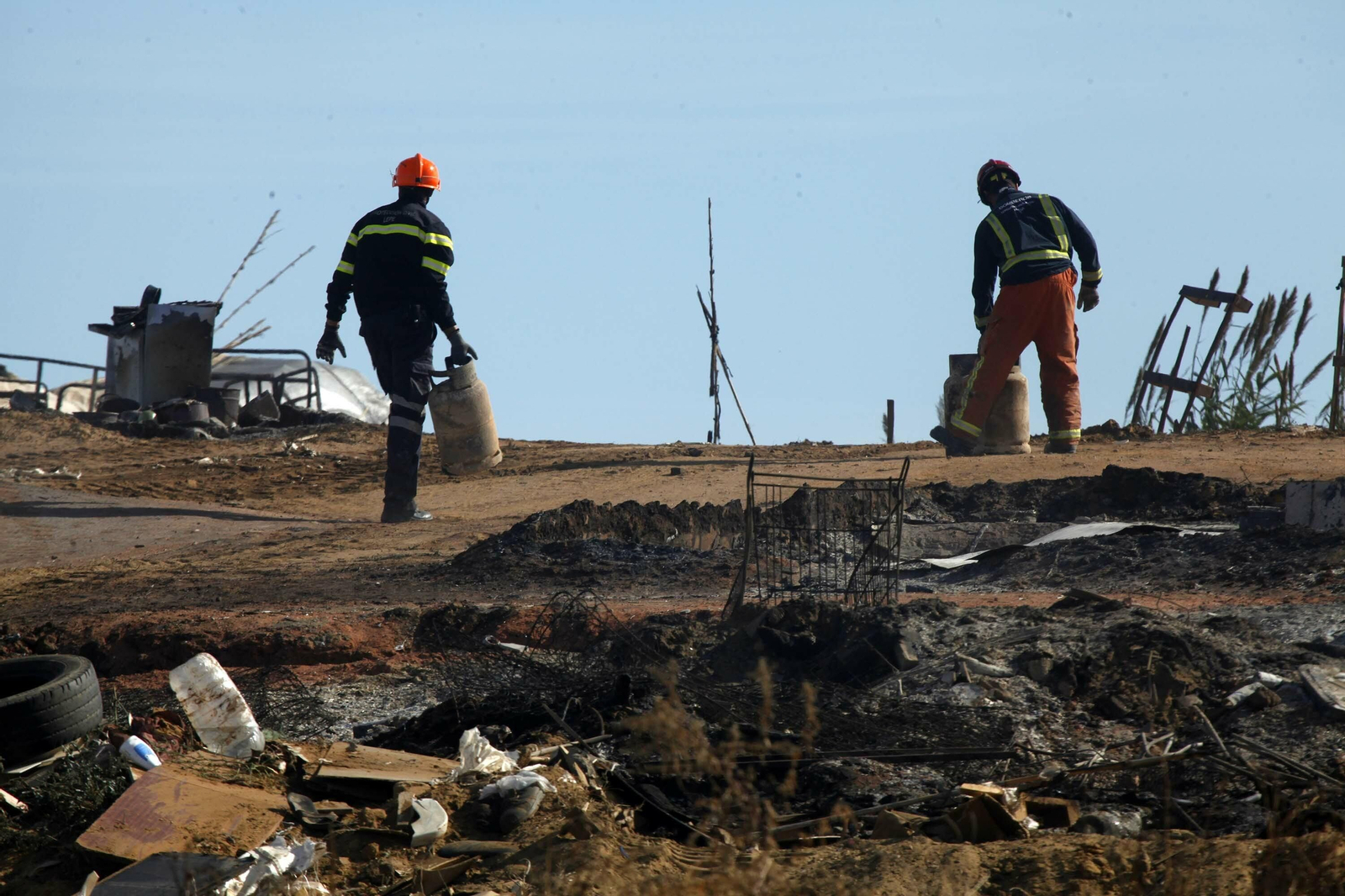 Los bomberos realizan labores de limpieza y de refresco.