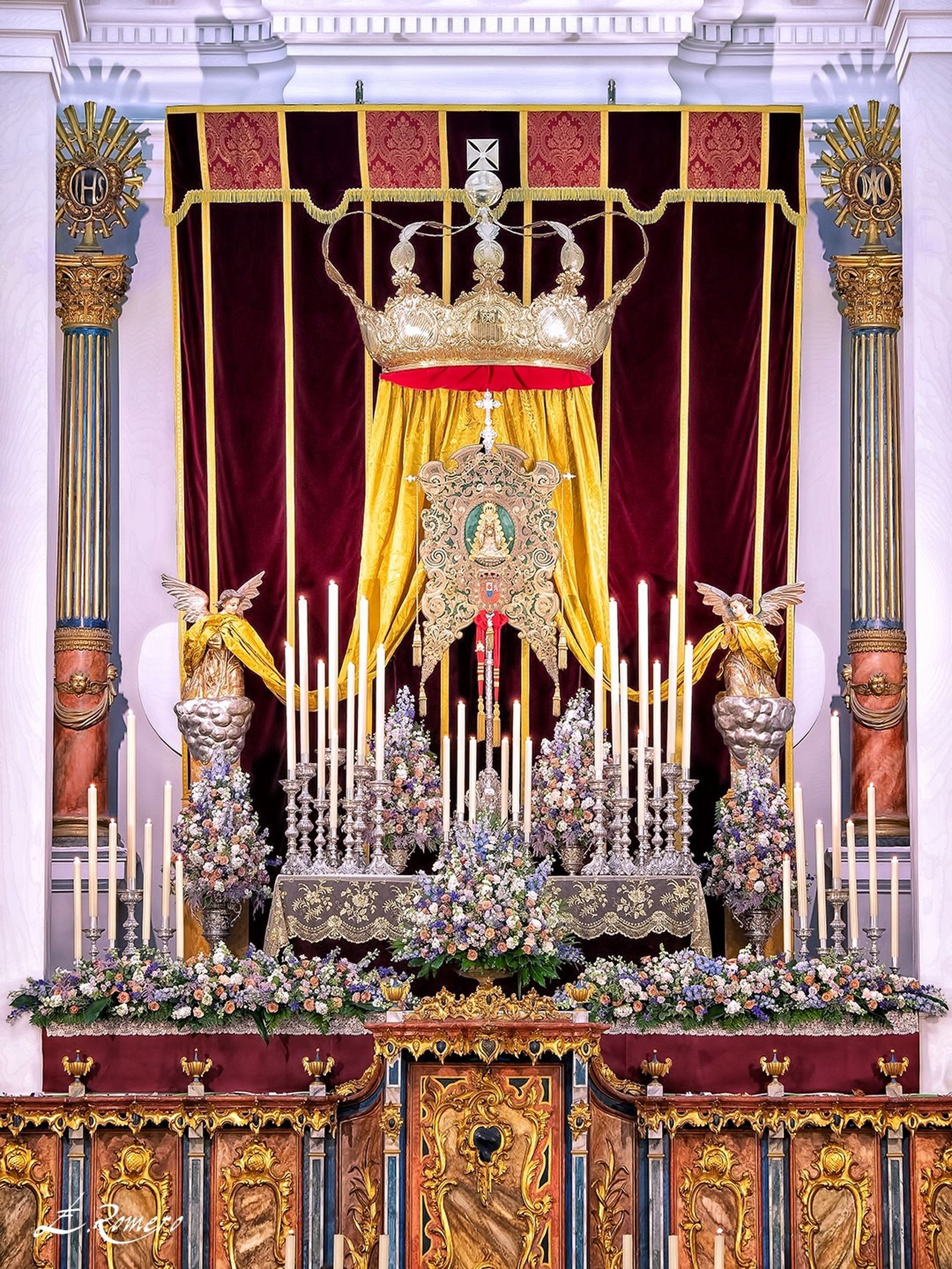 Simpecado de la Hermandad del Rocío de Huelva