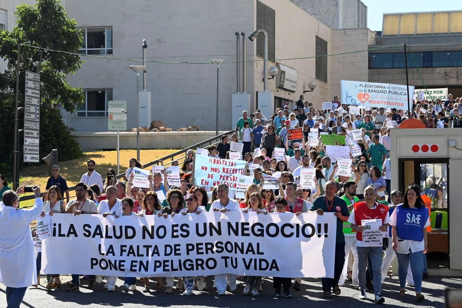 Las imágenes de la manifestación en el Hospital Reina Sofía por los recortes del SAS