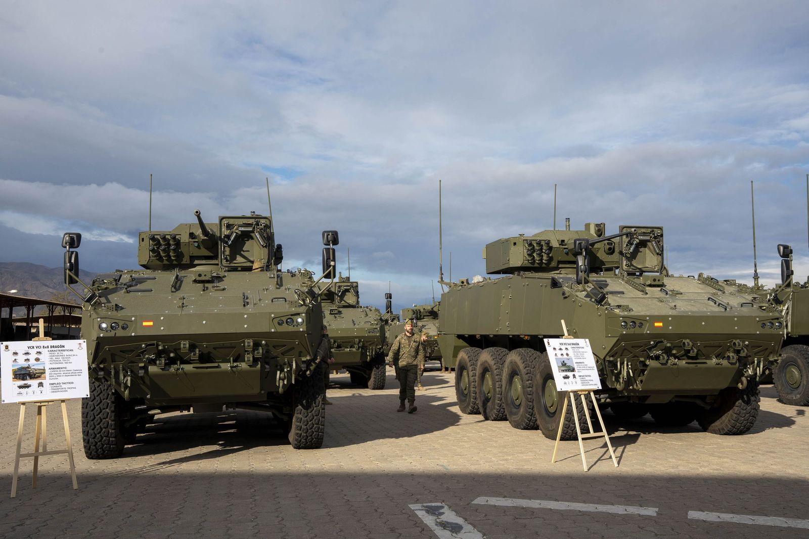 Margarita Robles entrega en Viator los primeros vehículos 8x8 ‘Dragón’ al Ejército de Tierra