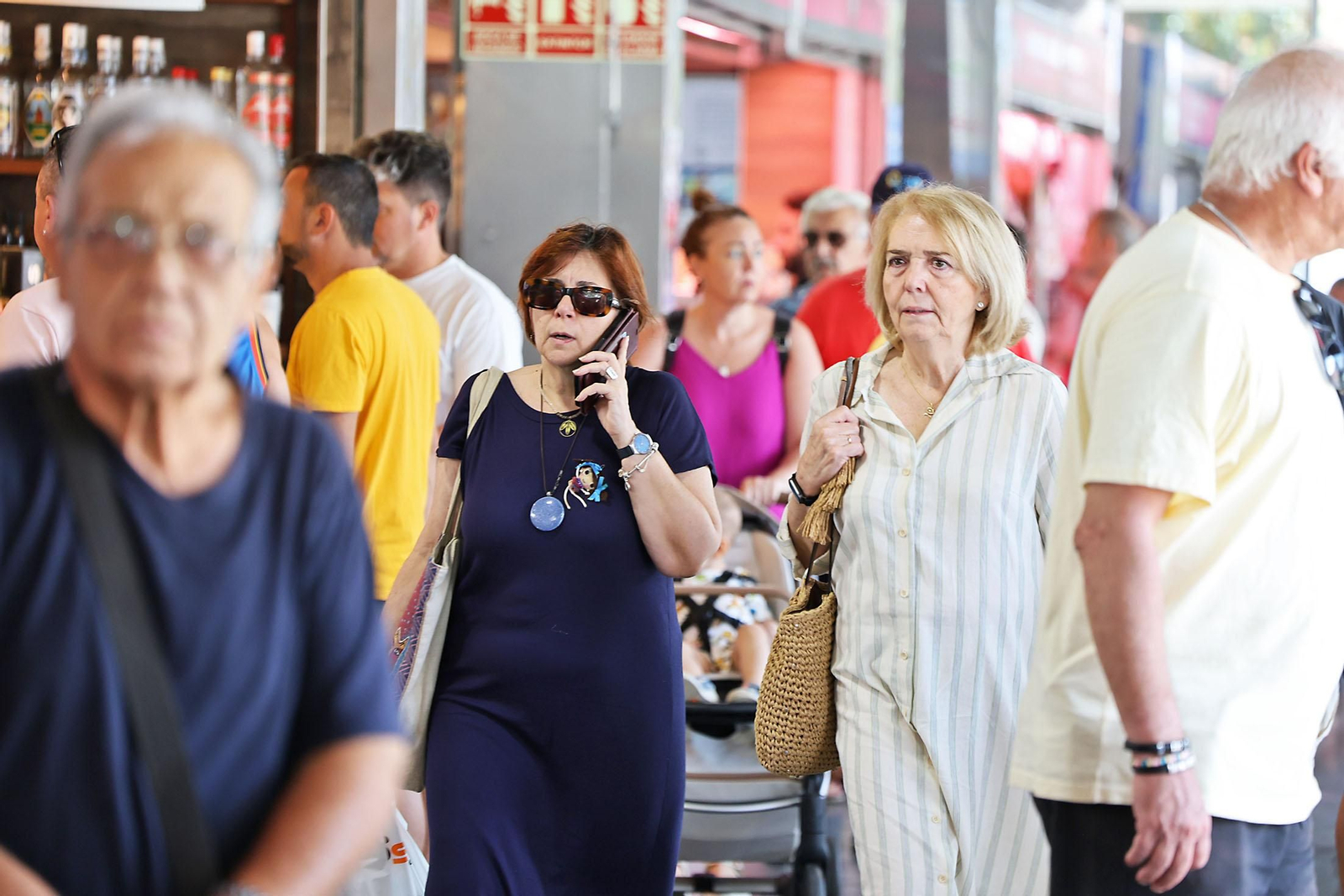Imágenes de las compras en el entorno del Mercado del Carmen en la mañana de sábado