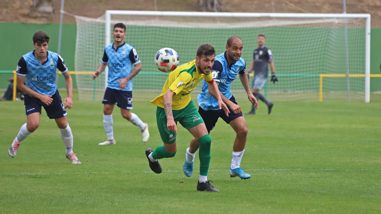 Adri pelea un balón en el encuentro ante el CD Rota.