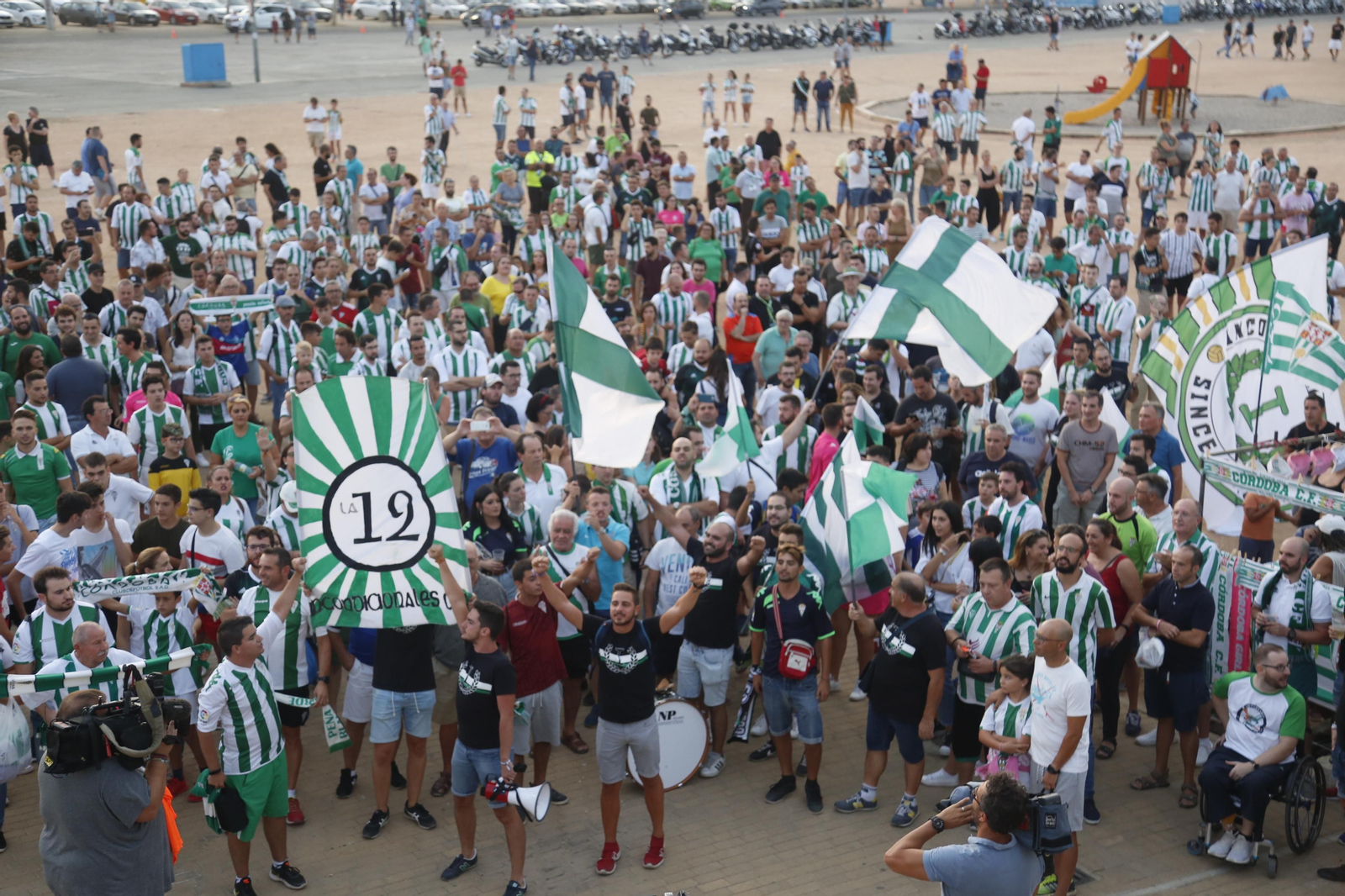 Un grupo de aficionados protesta a la entrada de El Arcángel.