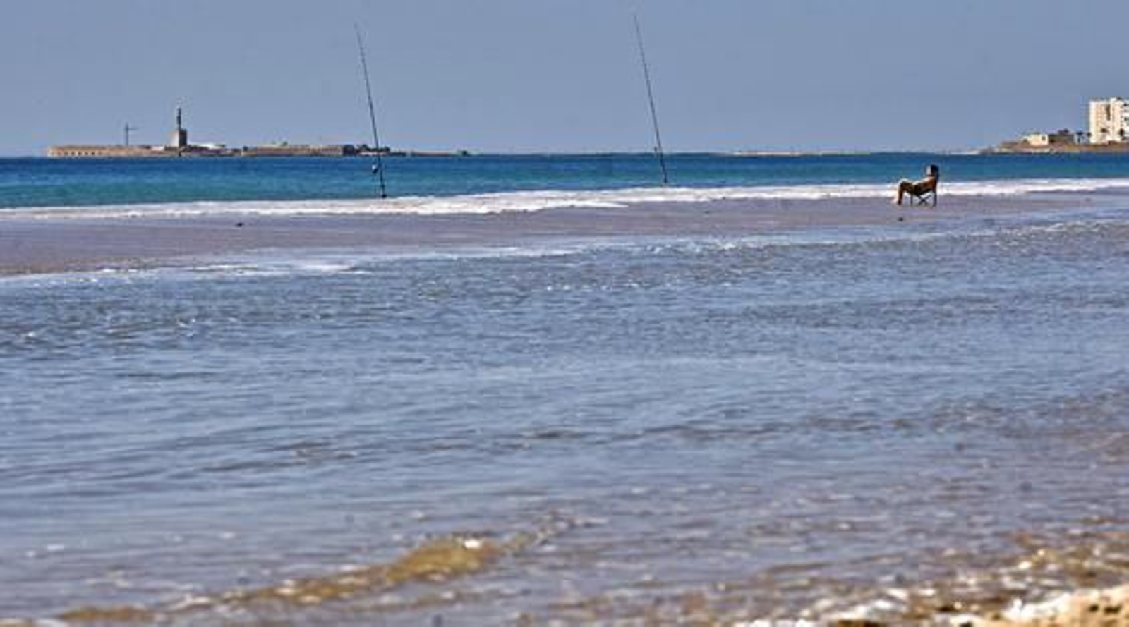 Desde primeras horas de la mañana, en la playa de la Caleta se han reunido miles de ciudadanos, dispuestos a disfrutar y fotografiar la marea del año./Julio González

Foto: Julio Gonz?z/Jes?ar?