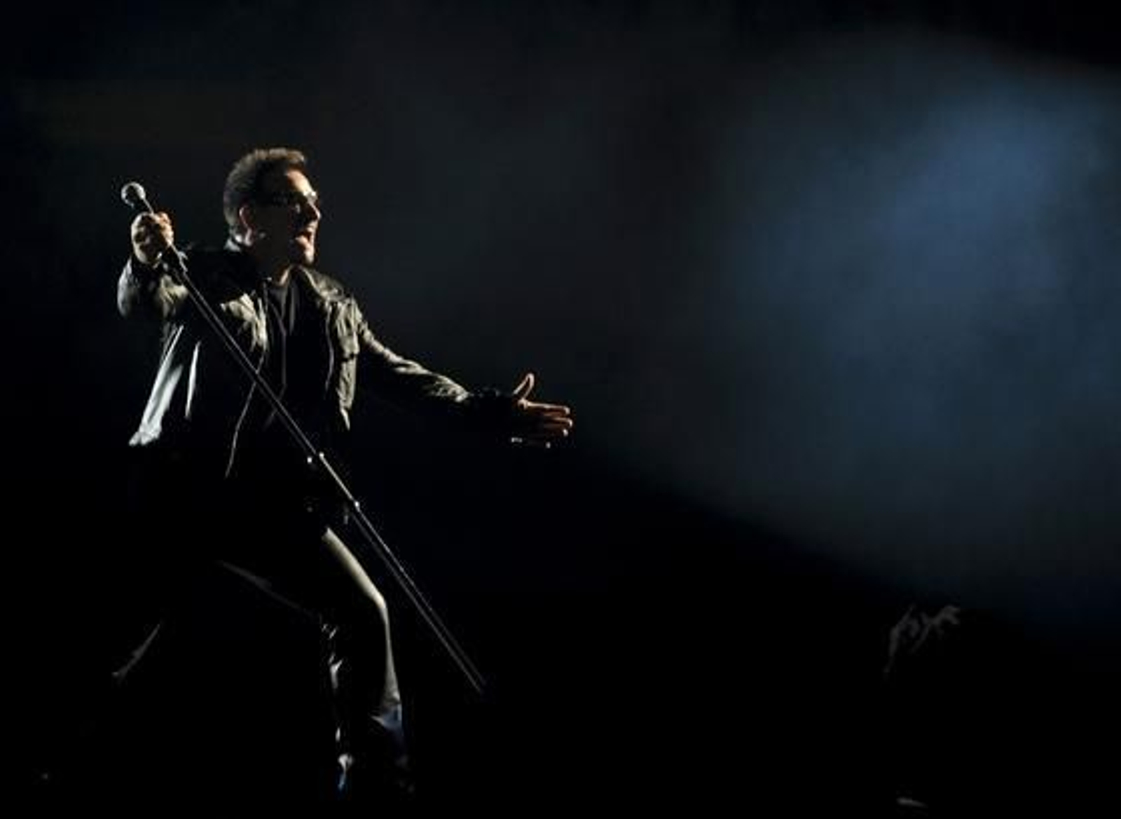 La banda irlandesa U2 convence a sus seguidores en San Sebastián. / EFE, AFP, Reuters