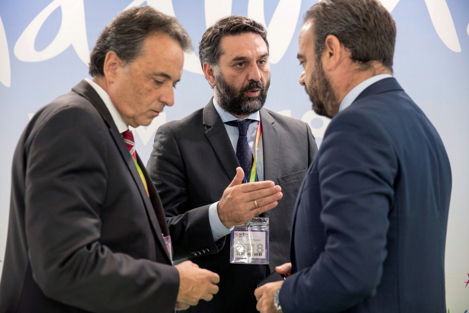 El consejero de Turismo, Francisco Javier Fernández (c), junto al alcalde de Torremolinos (i) y el consejero de los hoteles Meliá