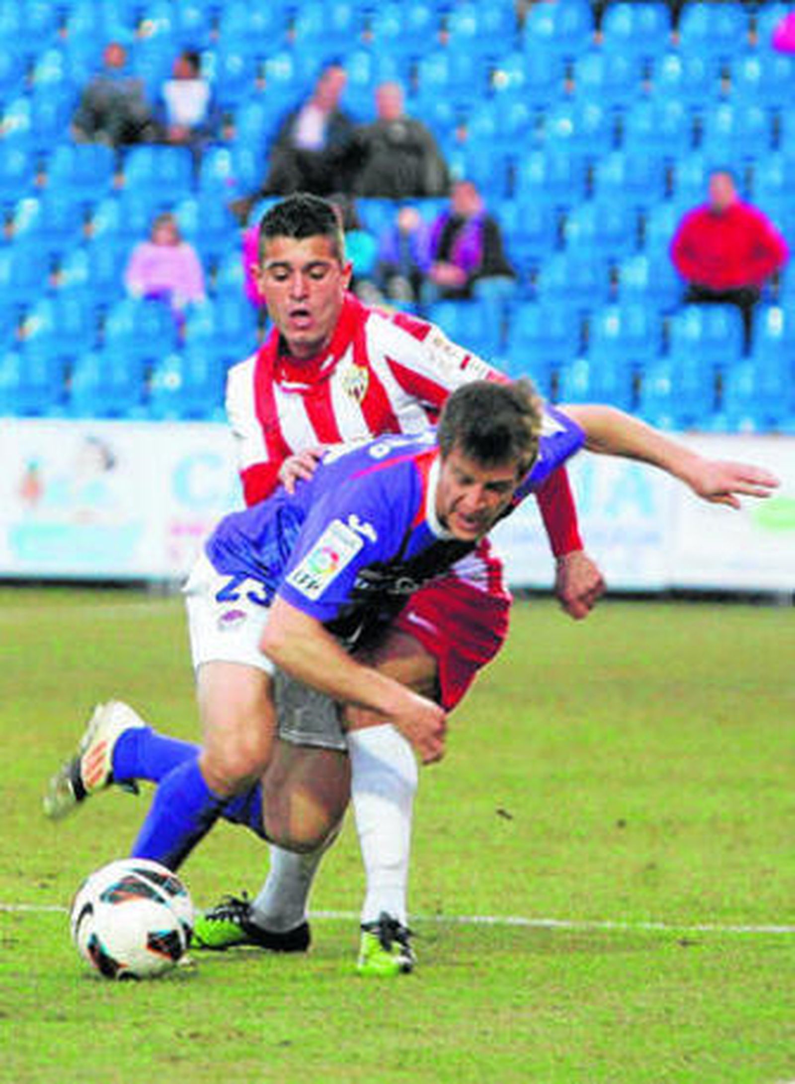 Iago Falque le roba un balón a Álvaro Antón en el centro del campo.