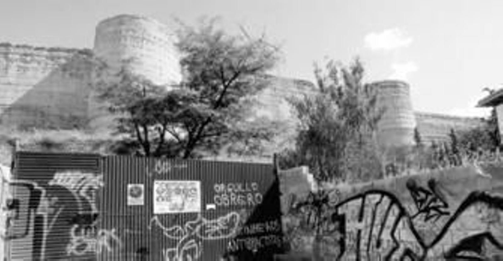 El lienzo de la muralla zirí, vista desde la Cuesta de Alhacaba.