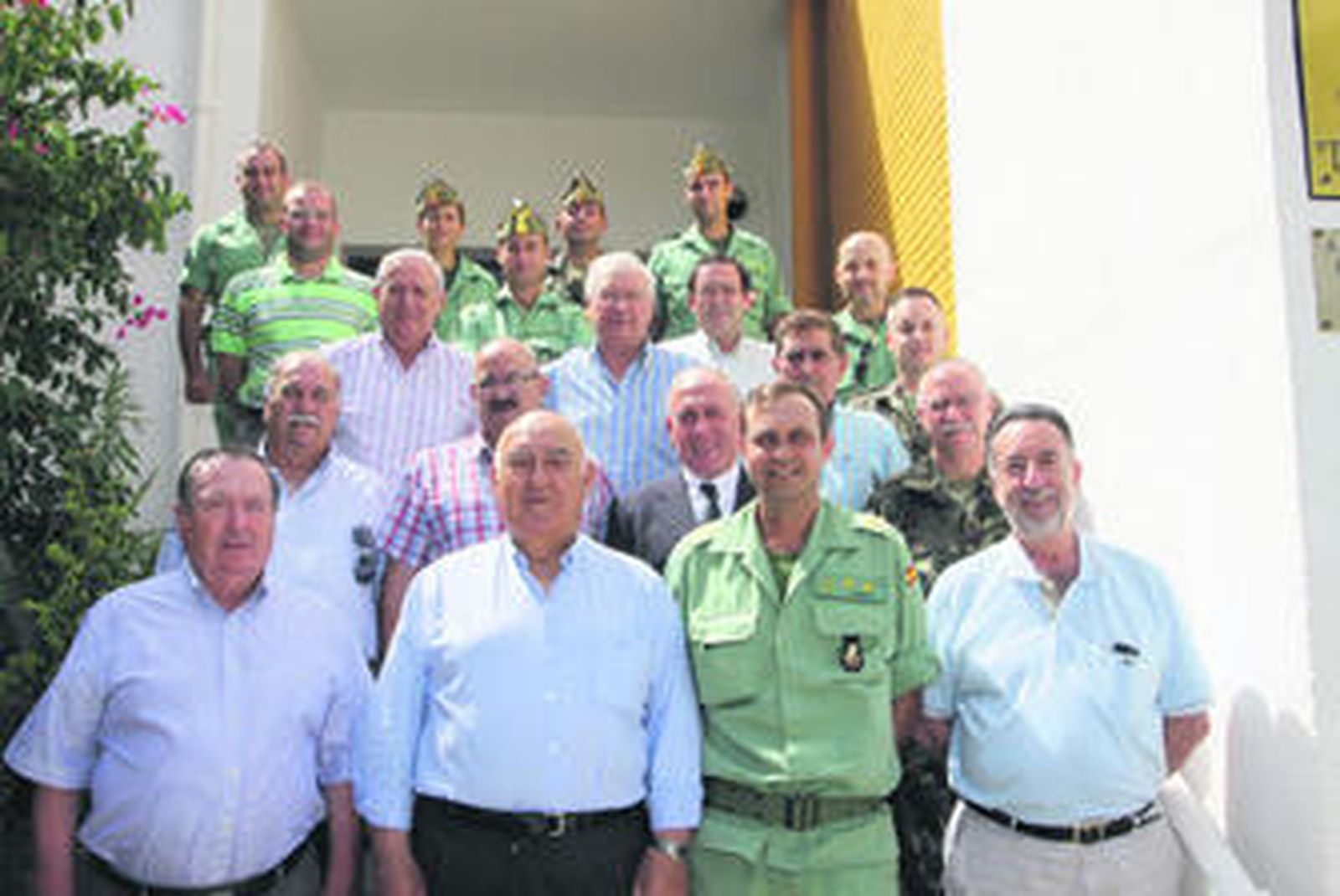 El teniente coronel Campo con oficiales, suboficiales y una representación de artilleros honorarios.