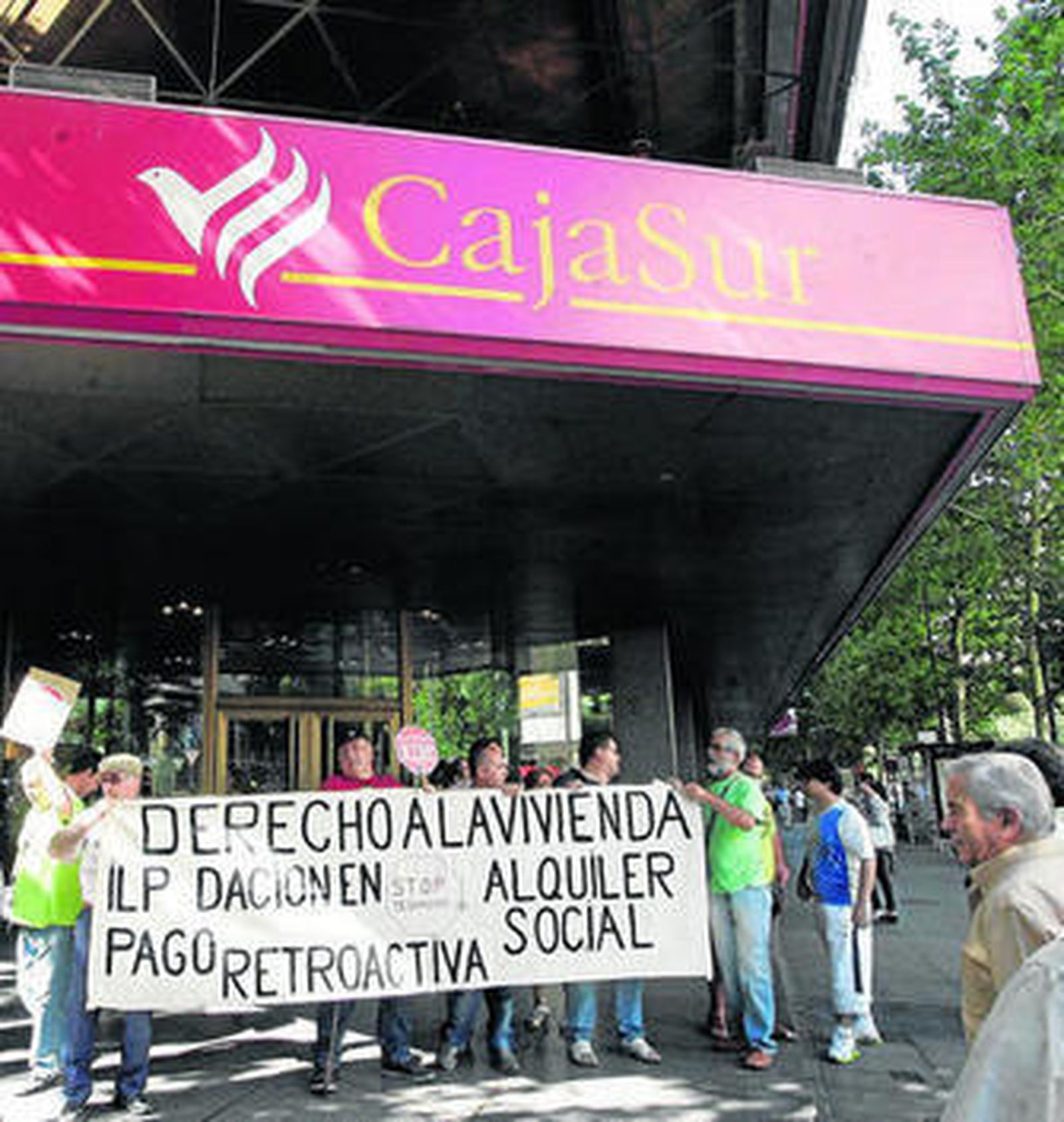 Concentración de protesta a las puertas de la sede de Cajasur en Gran Capitán.