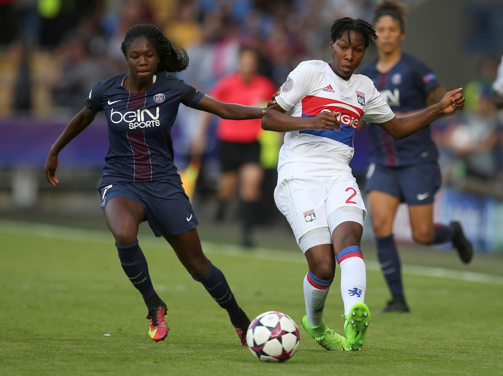 Aminata Diallo (i) en un partido con el PSG.