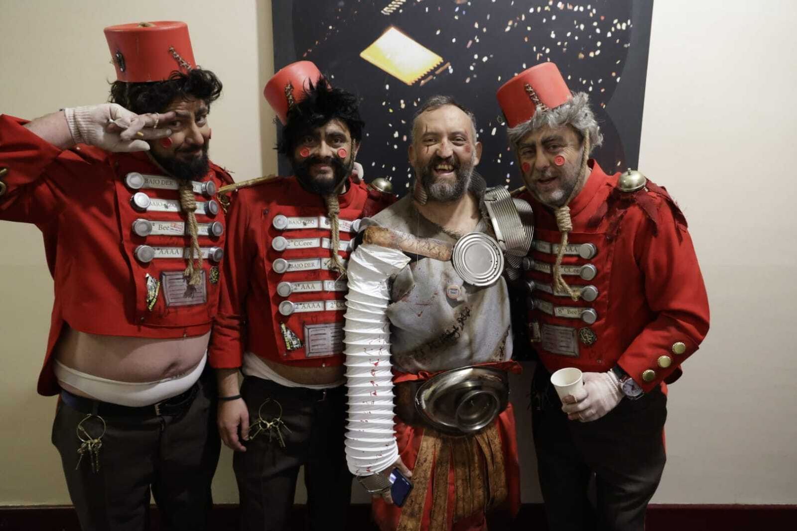 Chirigota 'Hotel resort y Cadi, aquí tiene usté su casa' en camerinos