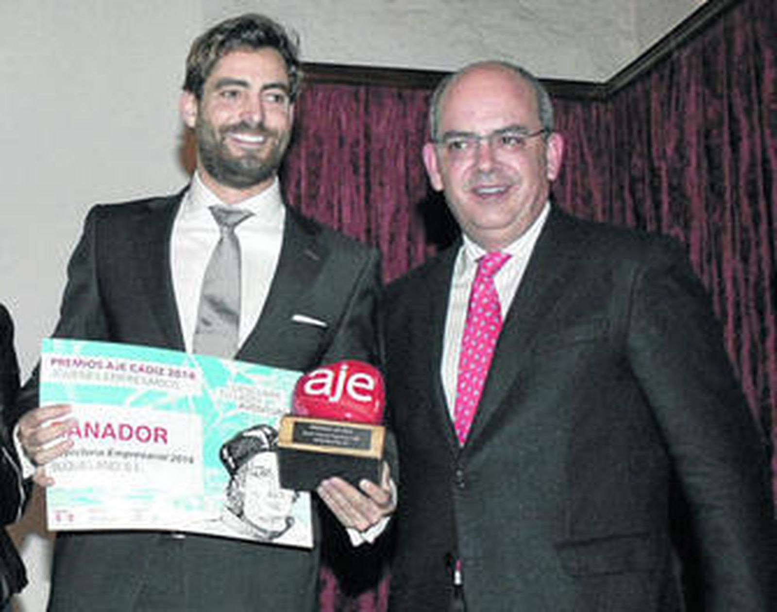 Javier Megías, ganador de la última edición del premio AJE, junto a Javier Sánchez Rojas, presidente de la CEC.