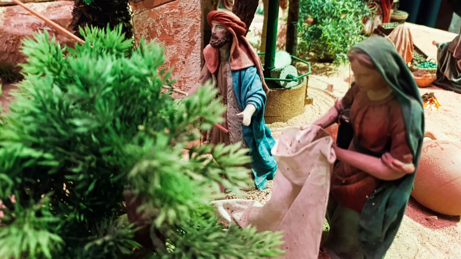 Escena del belén bíblico de Navidad en Jaén, con figuras ambientadas en la vida cotidiana del Antiguo Oriente que recrean oficios y escenas tradicionales del relato navideño.