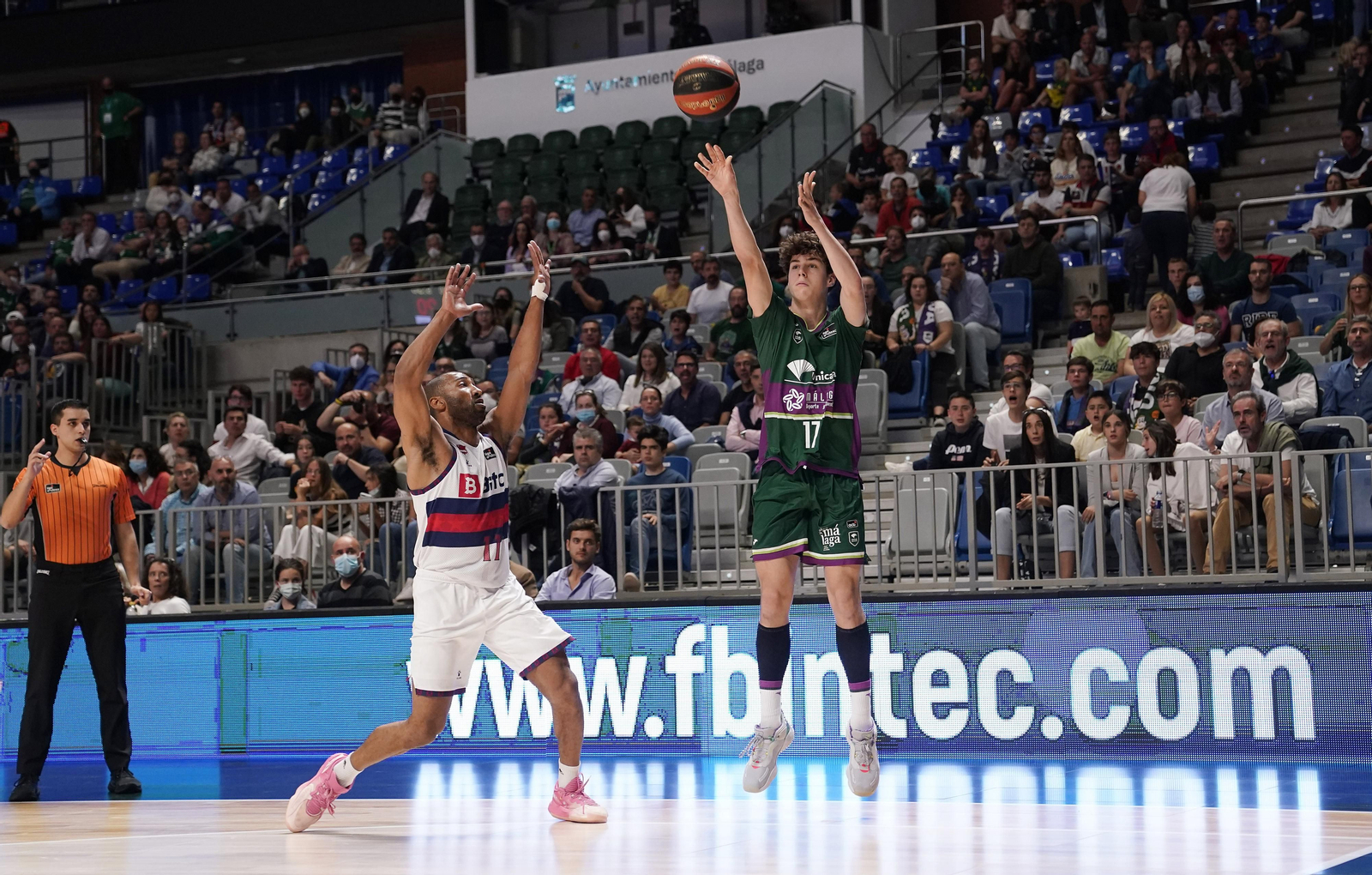 Mario Saint-Supéry lanza a canasta contra el Baskonia.