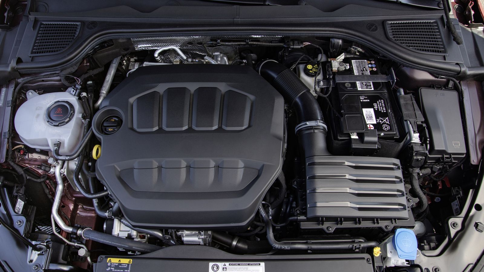 A finales de año llegará una versión aún más potente del Volkswagen Golf GTI, la Clubsport, con una potencia de 300 CV, pero con ésta de 245 CV se desenvuelve muy bien.