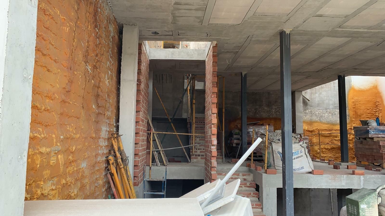 La casa en obras por la que entran los ladrones.