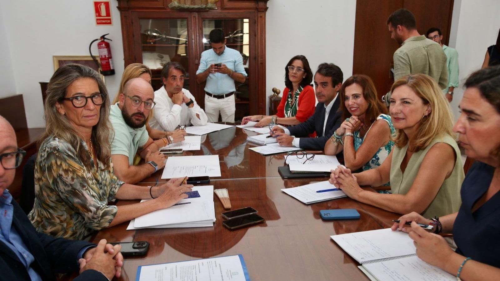 La reunión celebrada este martes en el Ayuntamiento de El Puerto.