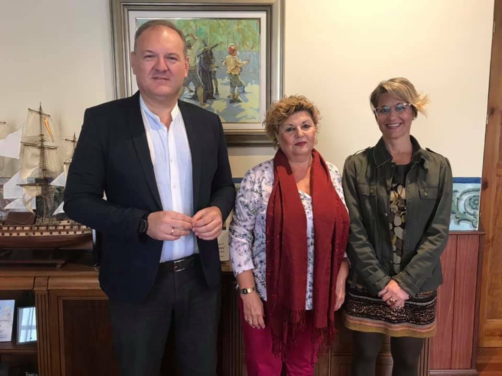 El alcalde de Cuevas y la edil de FEstejos junto a la pregonera de las Fiestas 2019.