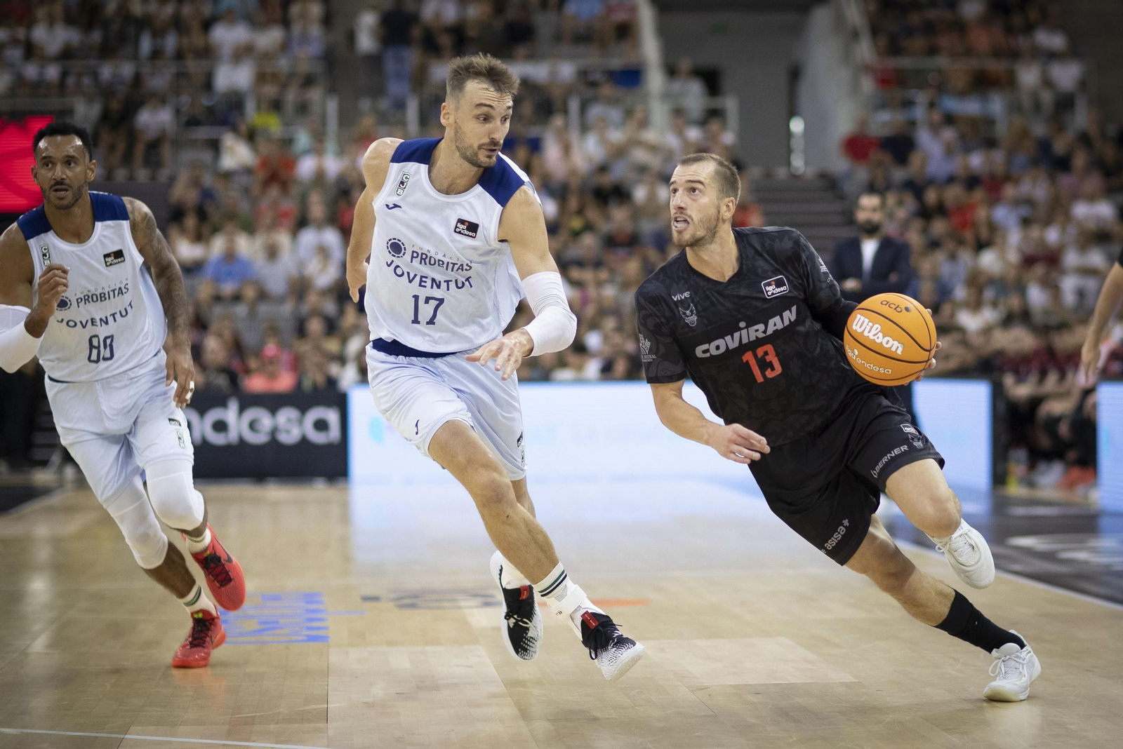 Matt Thomas trata de penetrar ante Sam Dekker.