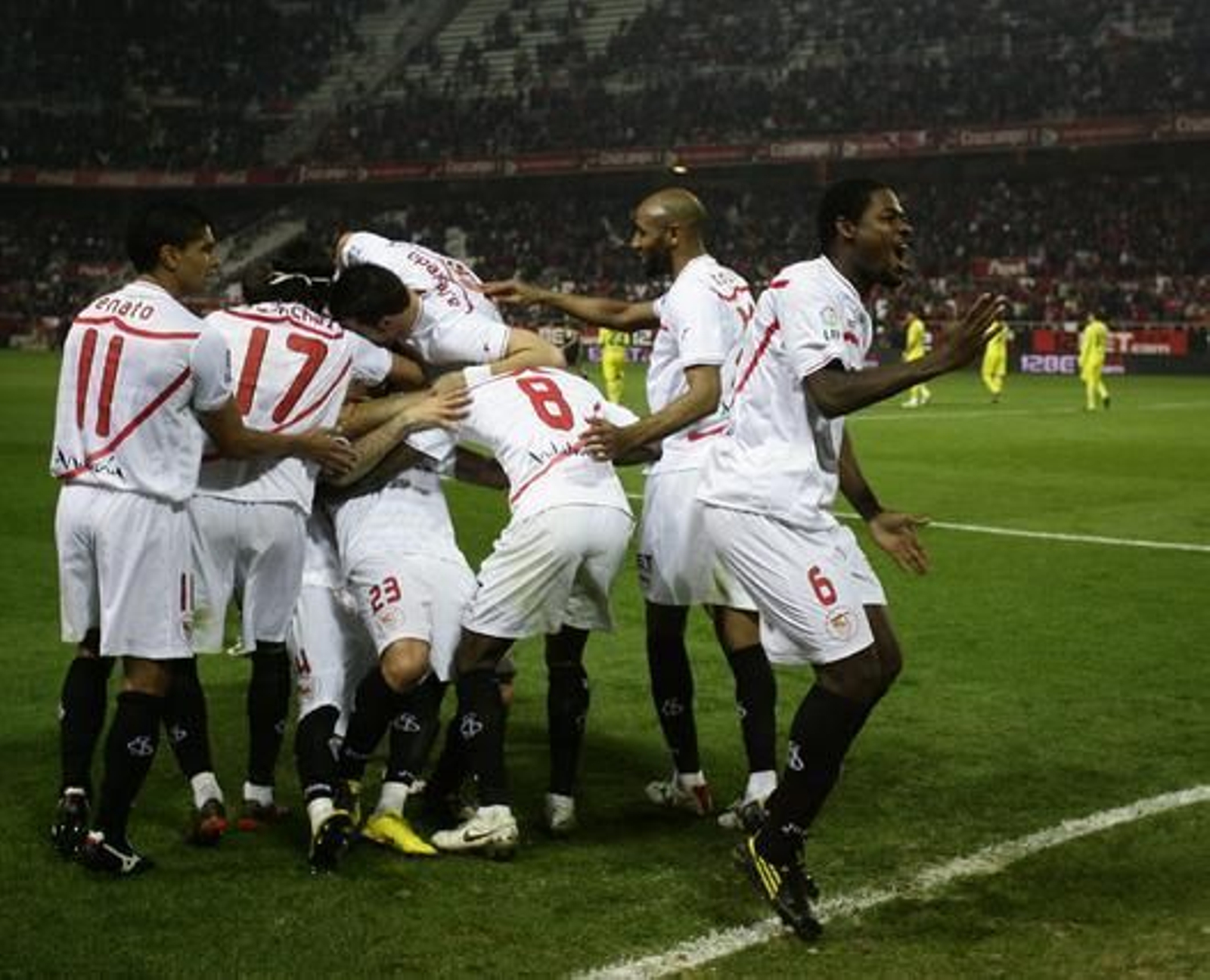 El Sevilla celebra la vuelta de Sergio Sánchez a los terrenos de juego con el pase a las semifinales de Copa del Rey ante el Villarreal (3-0). / Antonio Pizarro