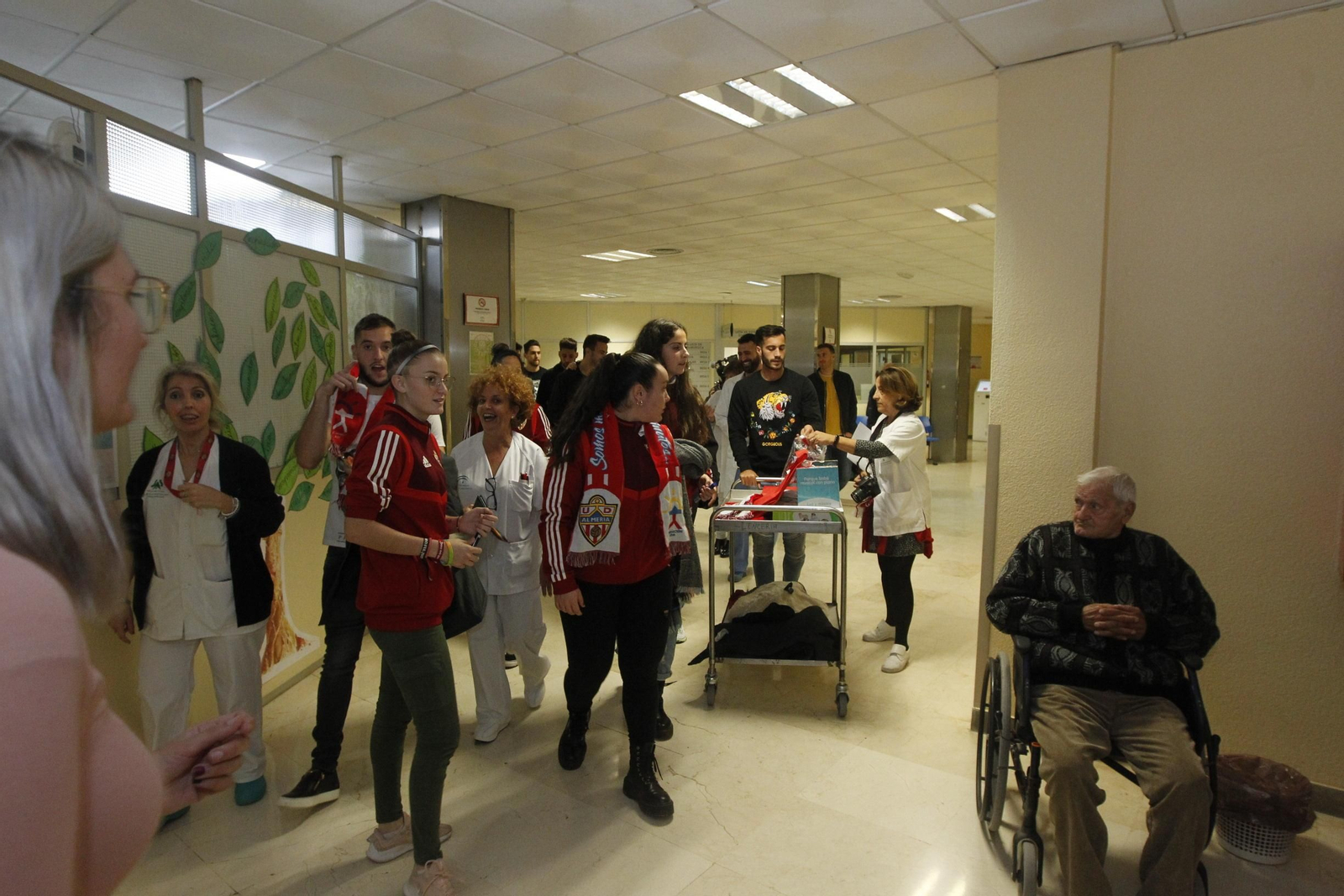 Fotogalería visita jugadores U.D. Almería Hospital Torrecárdenas