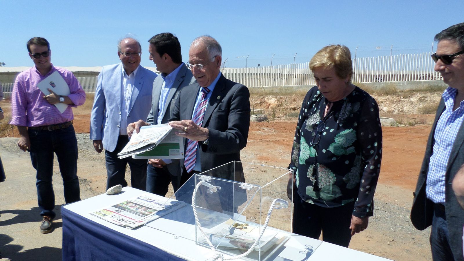 El presidenta de la Diputación y alcalde de Roquetas mete un ejemplar del 'Diario de Almería' en la urna de la primera piedra.