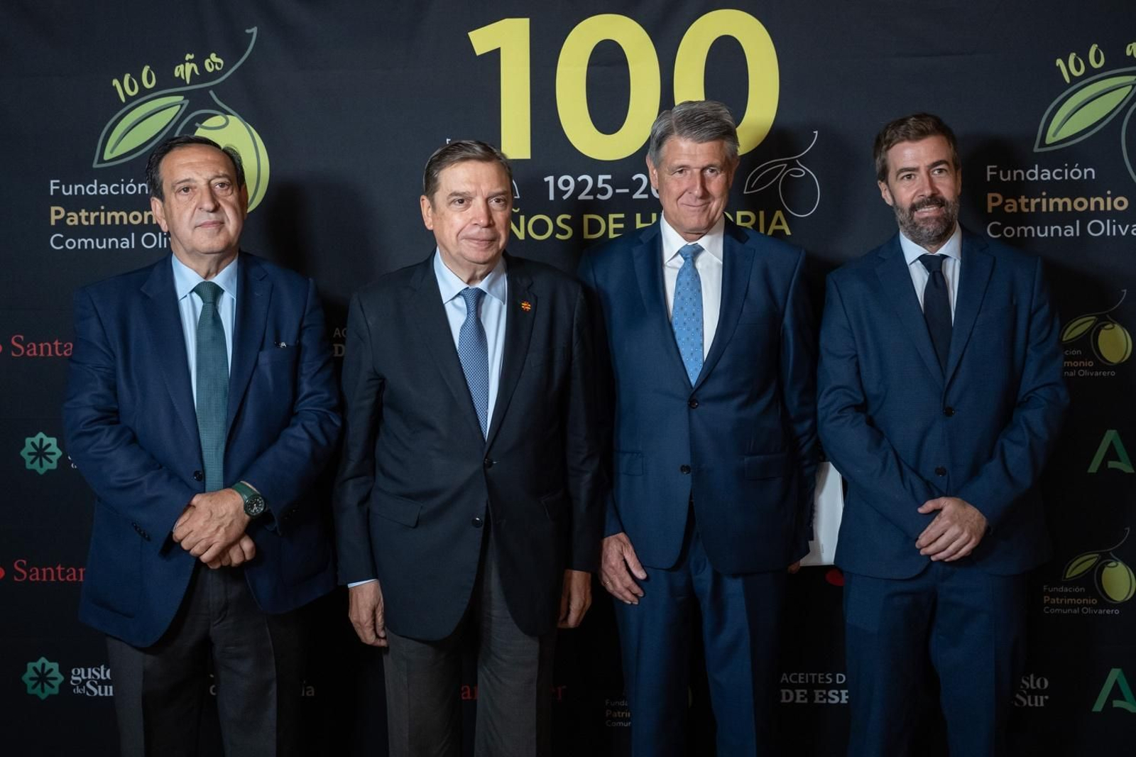 El ministro de Agricultura, Pesca y Alimentación, Luis Planas, el presidente de la Fundación Patrimonio Comunal Olivarero, Rafael Sánchez de Puerta, su vicepresidente primero, Pedro Barato y director gerente Iñaki Benito, en el acto del Centenario.