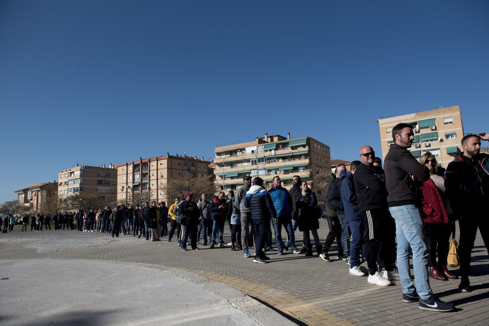 Los aficionados se agolparon en la instalación del Zaidín para adquirir las entradas.