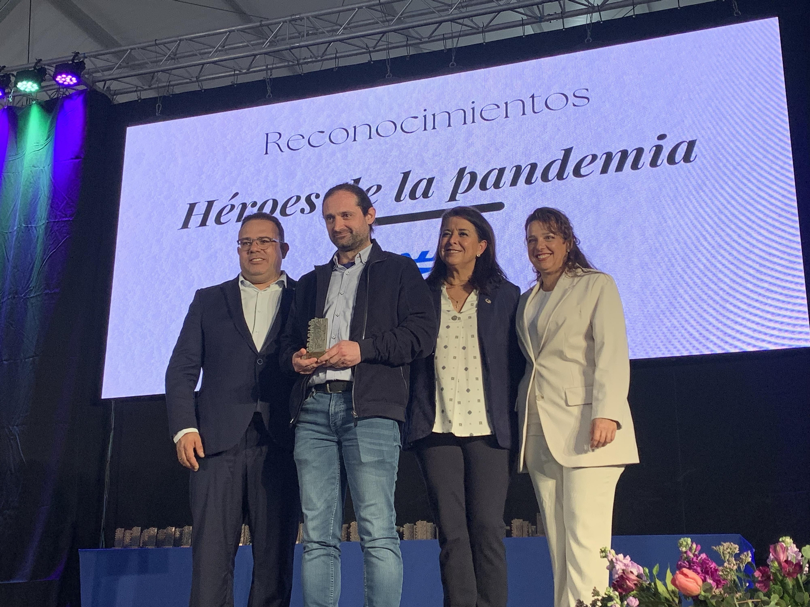 Así ha sido el homenaje de Almuñécar a los colectivos, profesionales y voluntarios en primera línea de la pandemia