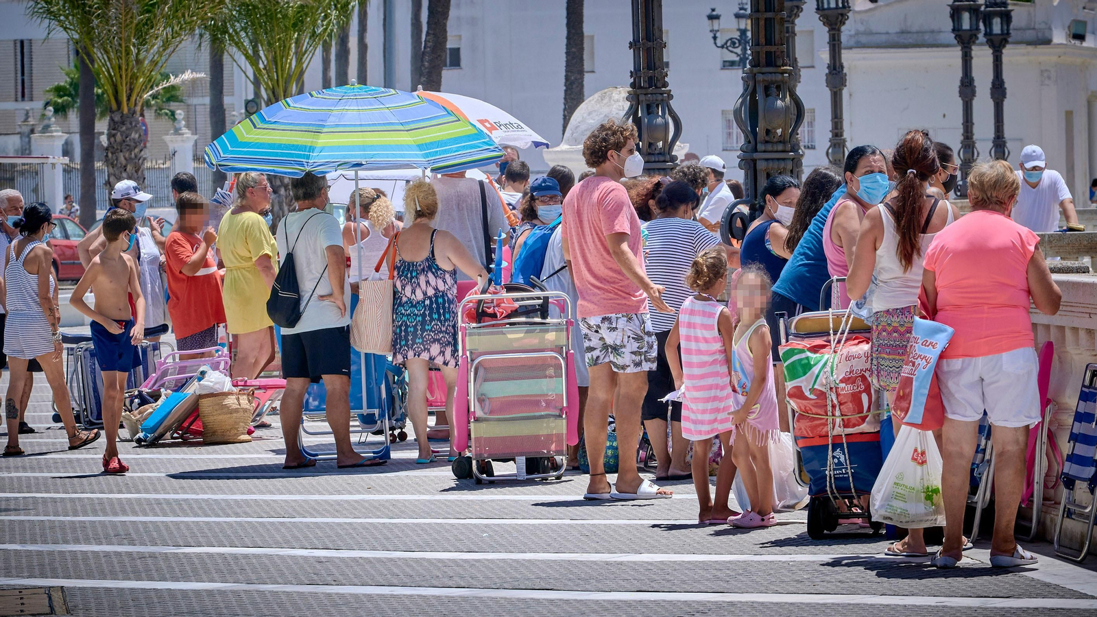 Imágenes inéditas en La Caleta con colas para entrar al completarse el aforo