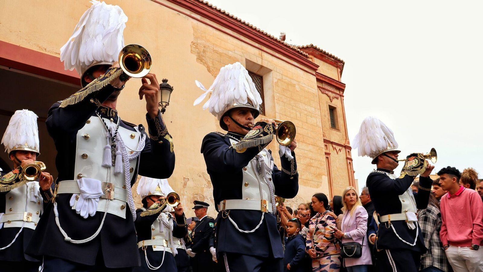La Banda de Cornetas y Tambores de Bomberos durante la salida procesional de la Estrella. La Banda de Cornetas y Tambores de Bomberos durante la salida procesional de la Estrella.