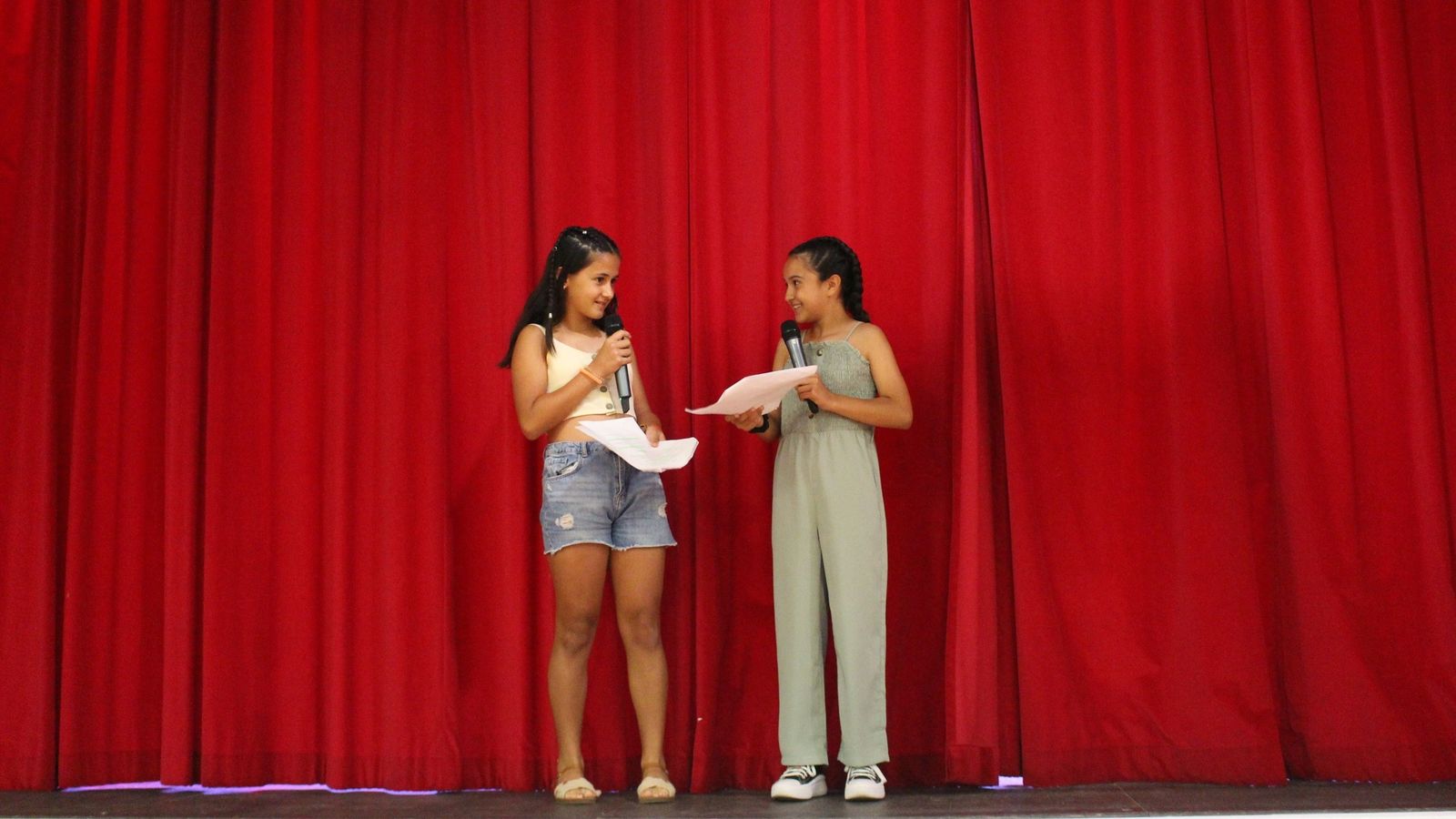 Alumnos Primaria fueron los encargados de hacer más amena con su original presentación cada actuación