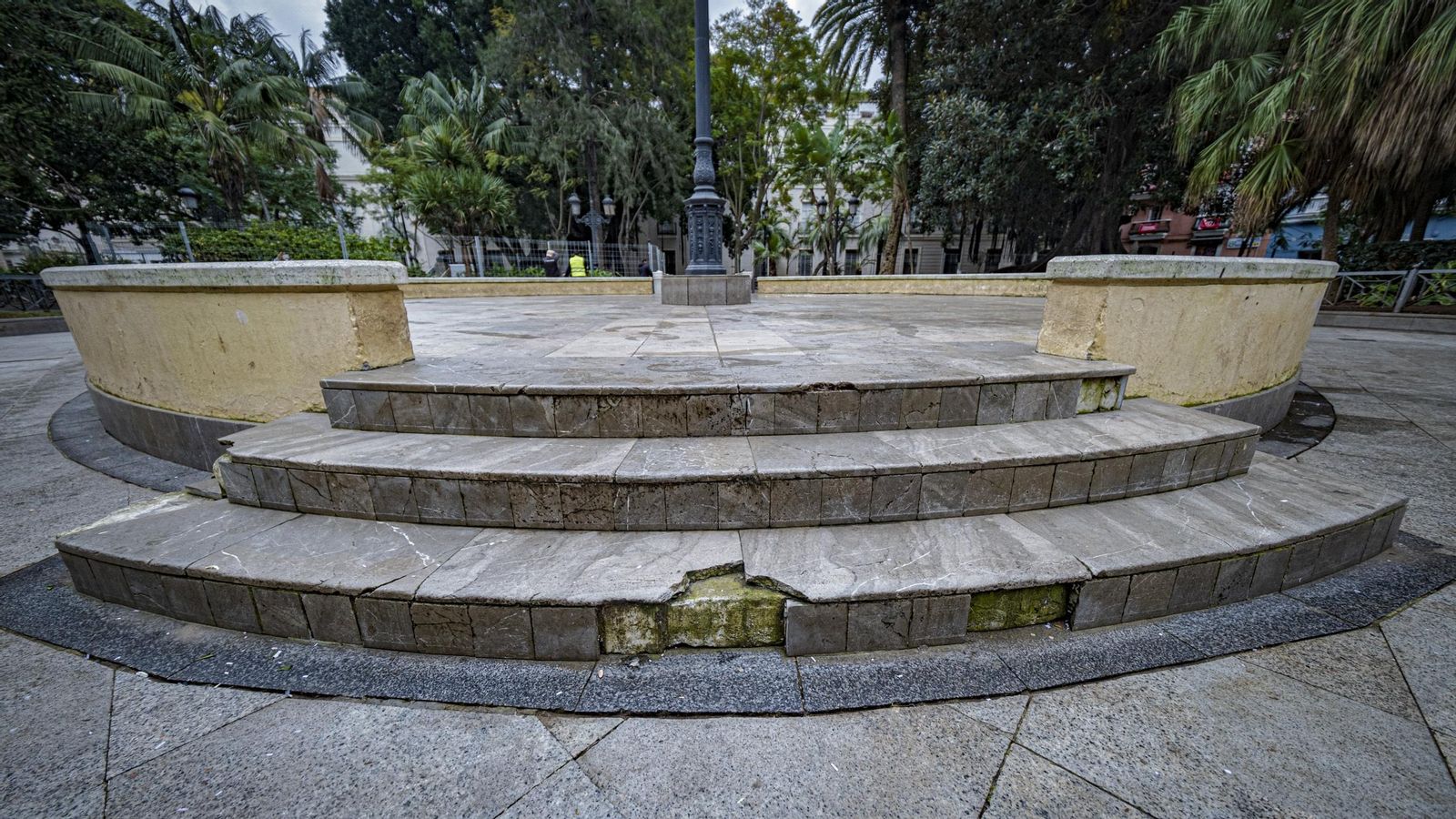Destrozos y suciedad en la plaza de Mina.