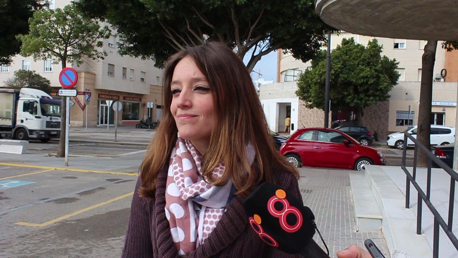 María del Carmen Roa, secretaria general del PP de San Fernando, junto a la piscina de La Magdalena.