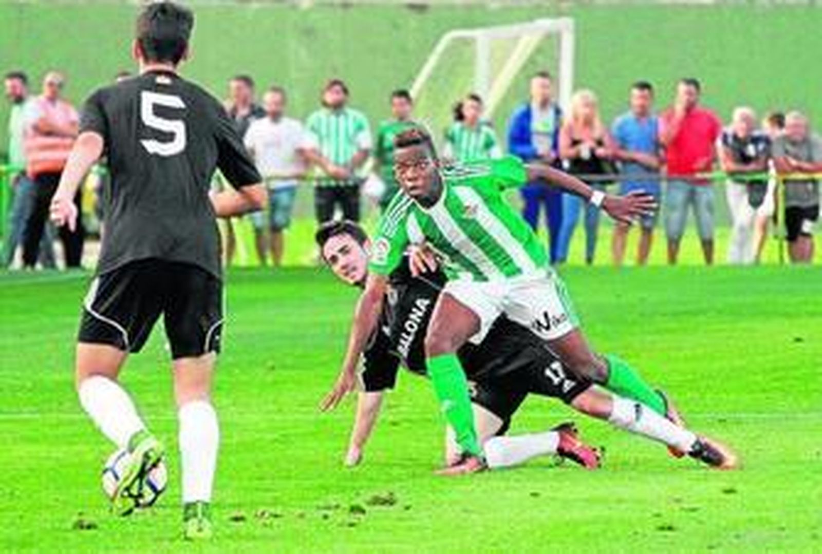 El balono Rulo y el bético Charly Musonda, durante un lance del encuentro de ayer en Los Barrios.