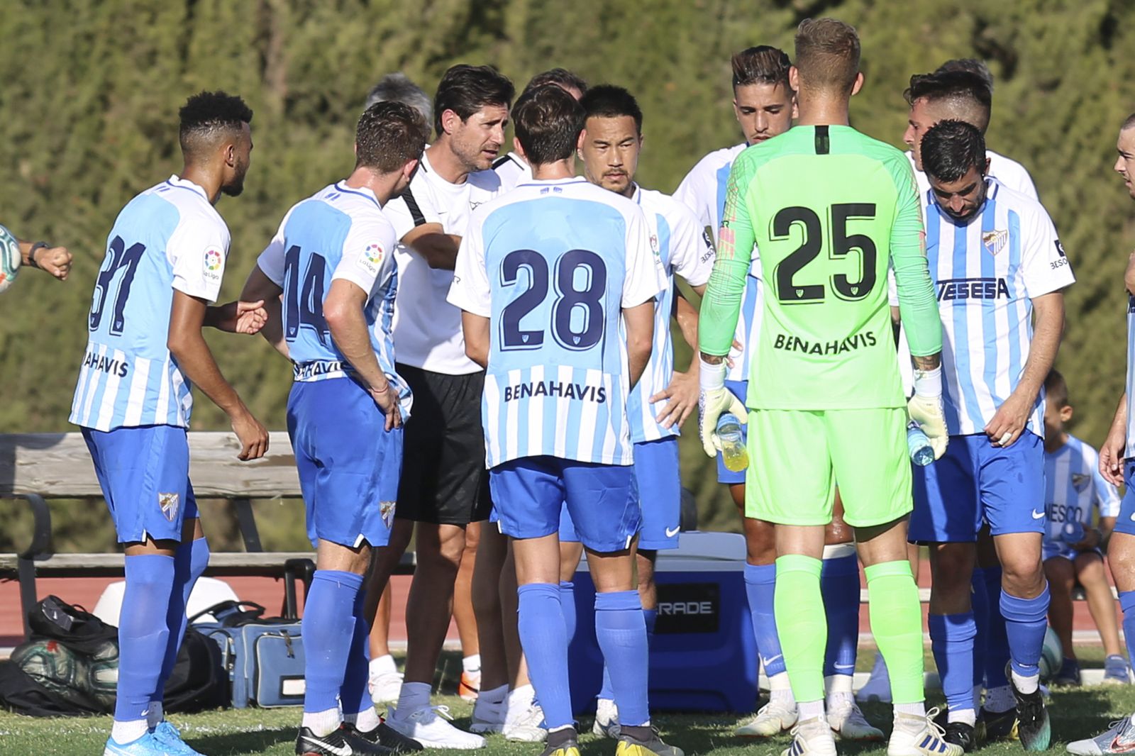 Víctor da instrucciones a sus jugadores.