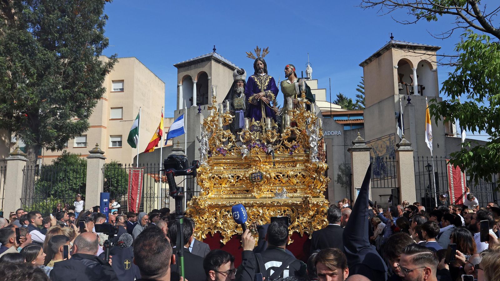 La Redención saliendo de María Auxiliadora.