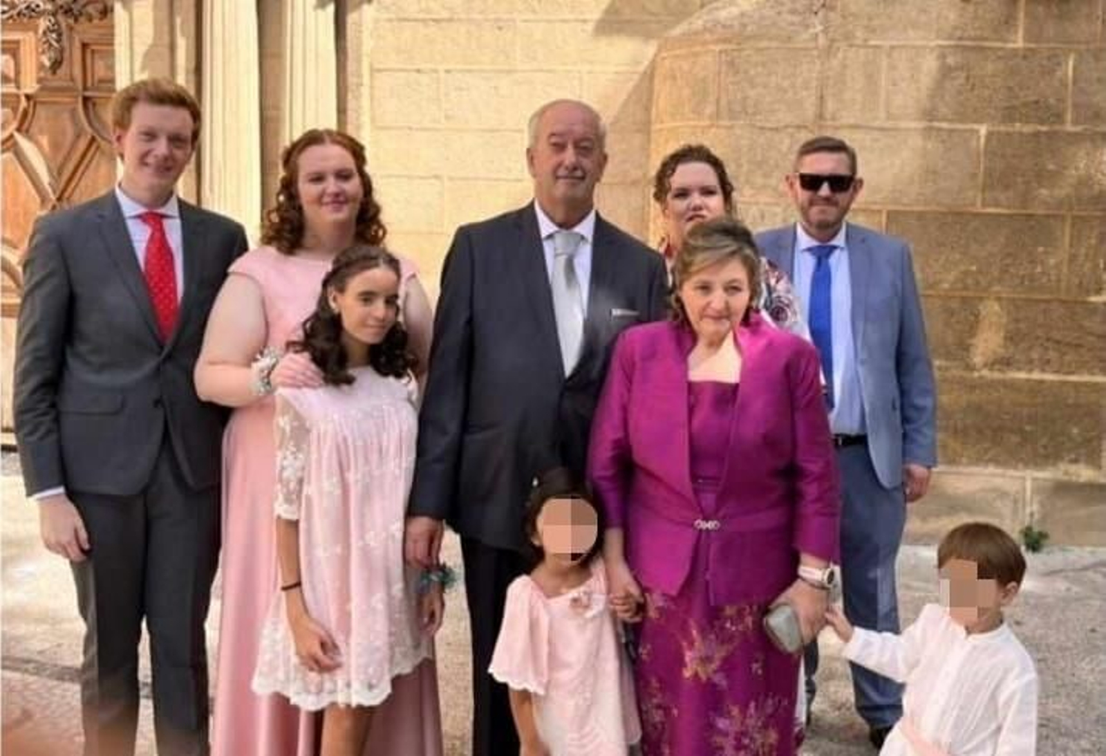 Teresa Domínguez y su familia con dos niños de acogida.