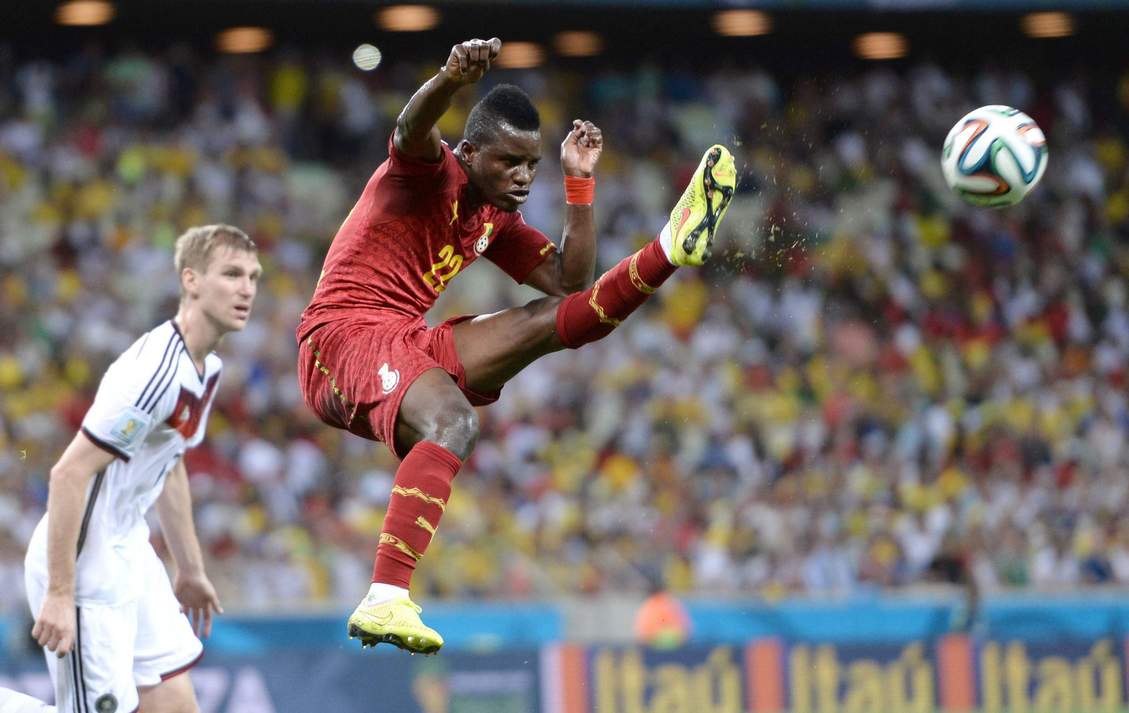 Wakaso despeja un balón alemán en el Mundial de Brasil.