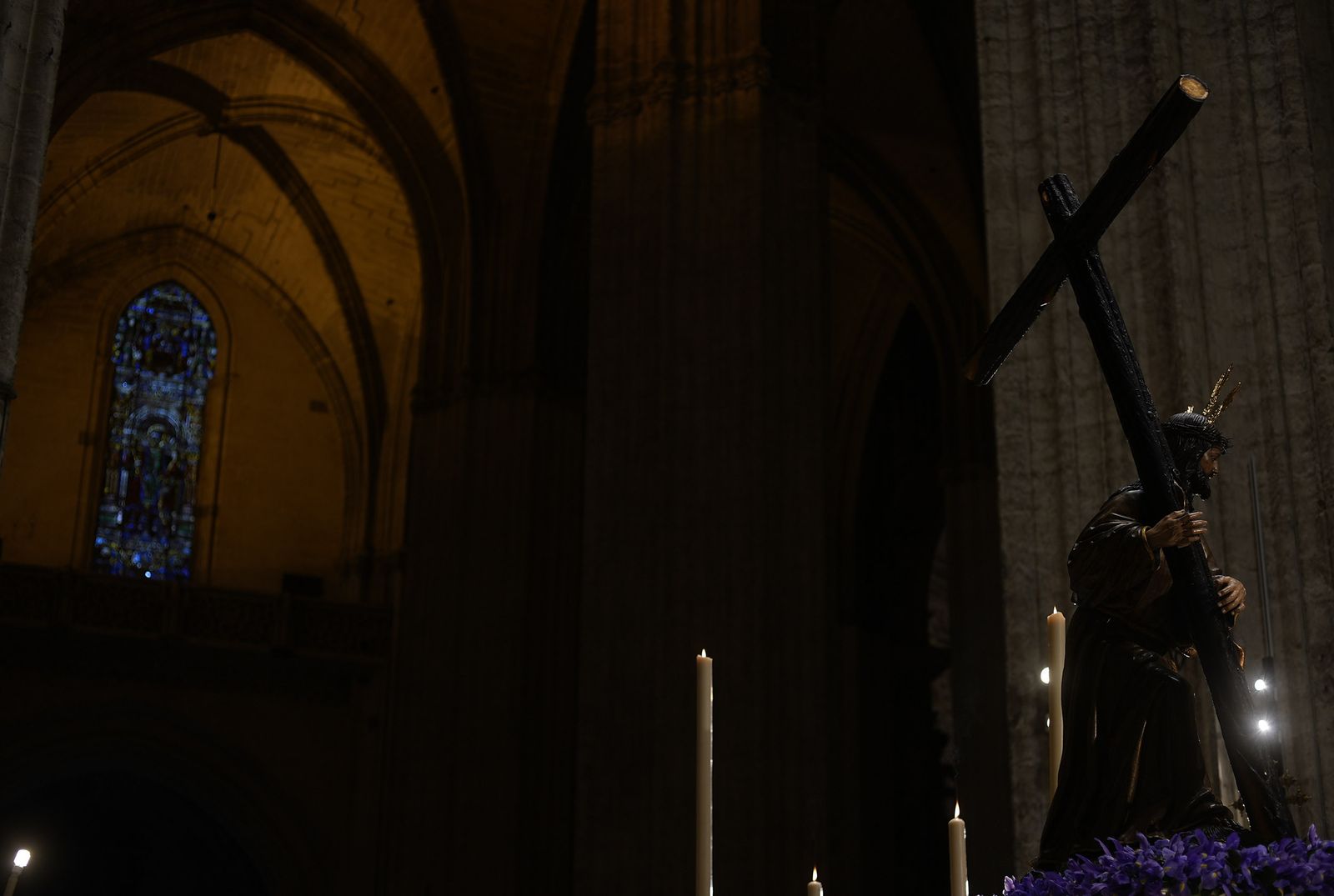 El Vía Crucis de las Hermandades, en imágenes