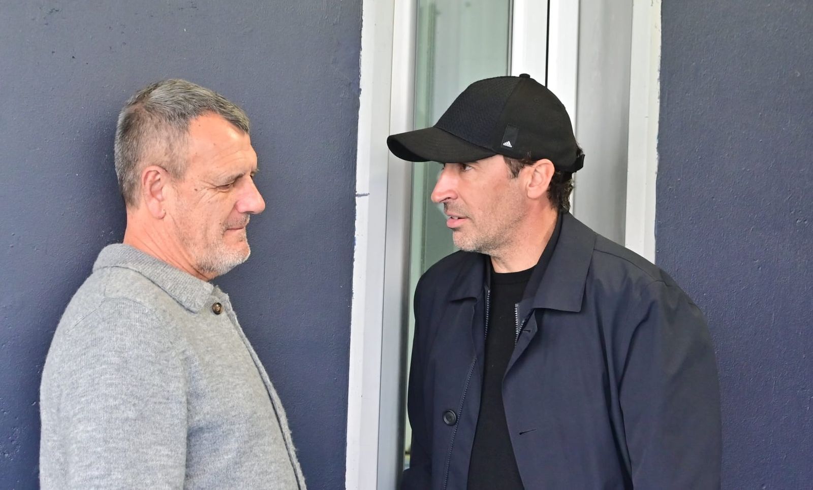 Raúl González conversa con Patxi Ferreira, ayudante de Garitano.