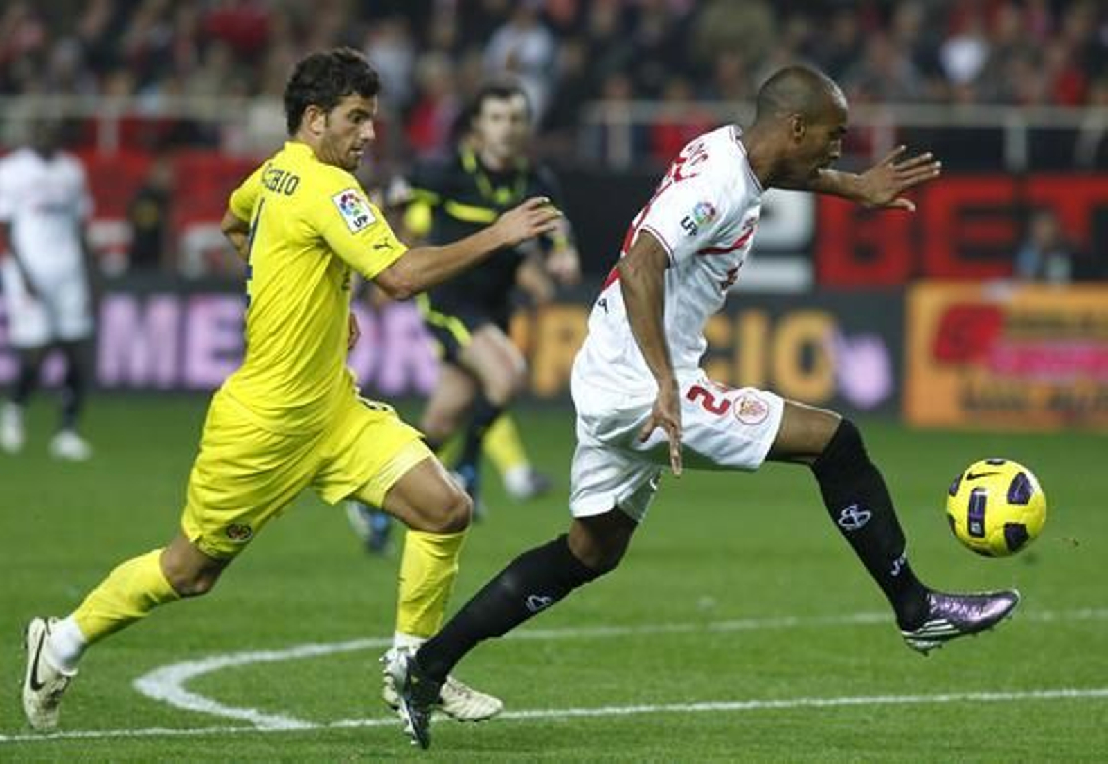 El Sevilla celebra la vuelta de Sergio Sánchez a los terrenos de juego con el pase a las semifinales de Copa del Rey ante el Villarreal (3-0). / Antonio Pizarro