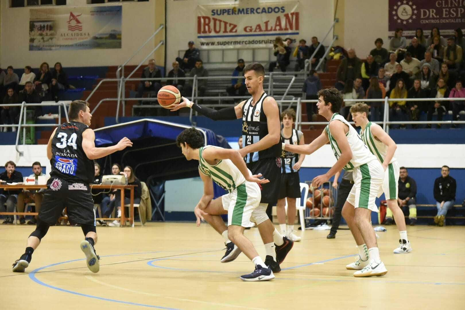 Cándido Matoso, el mejor sobre la cancha, rodeado de adversarios