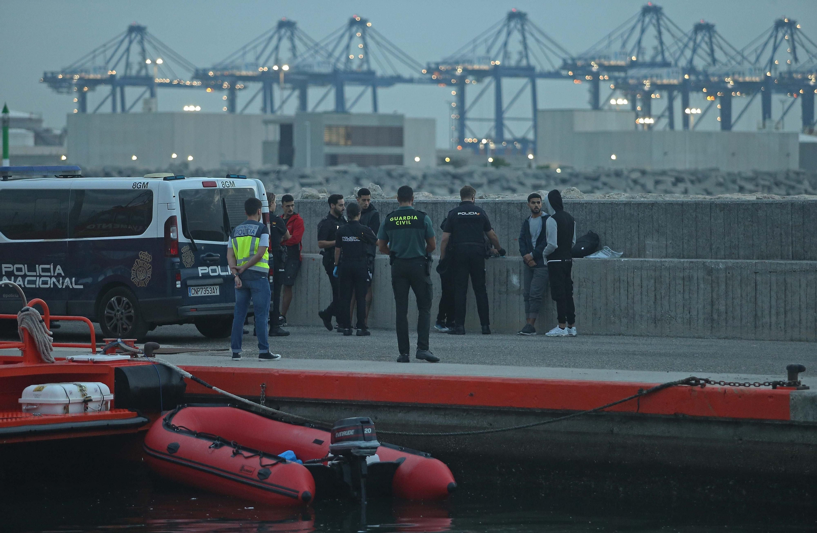 Imágenes de los 10 migrantes rescatados por Salvamento Marítimo en Algeciras