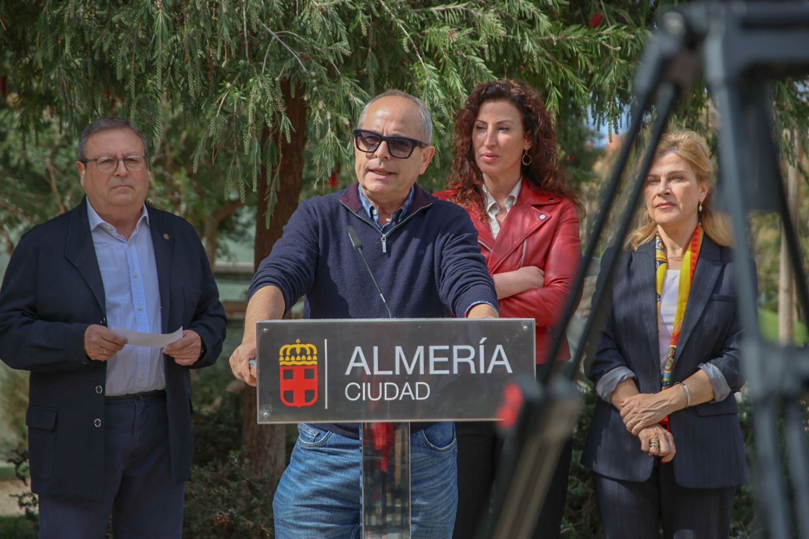 Las imágenes de la plantación de un olivo y el entierro de una cápsula del tiempo