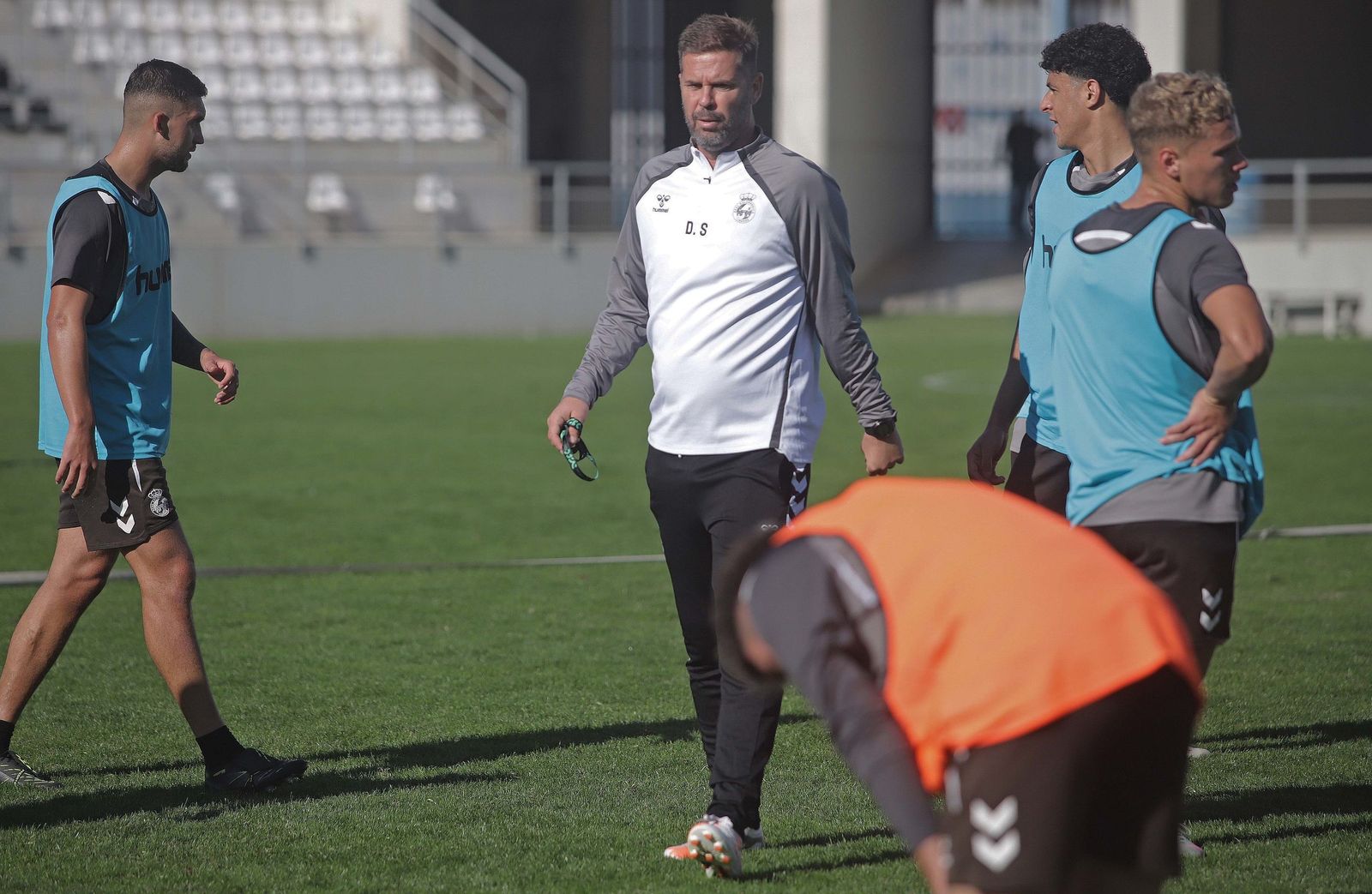 El míster los de los albinegros, en una sesión de trabajo